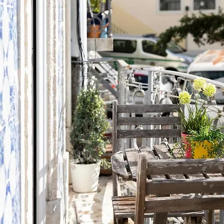 Charming Balcony Flat With Air Conditioner! 리스본