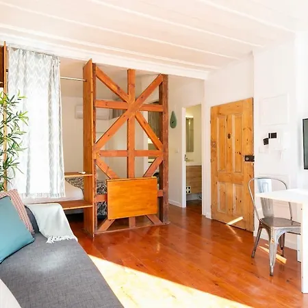 Charming Balcony Flat With Air Conditioner!