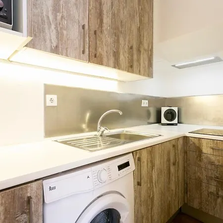 Charming Balcony Flat With Air Conditioner! 아파트