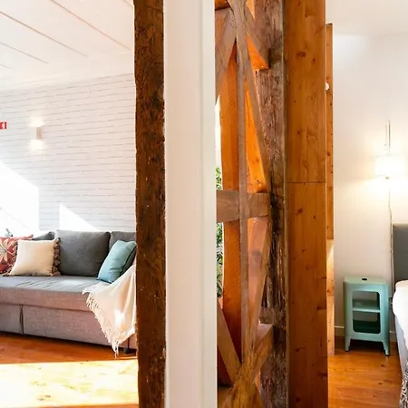 Charming Balcony Flat With Air Conditioner! 아파트