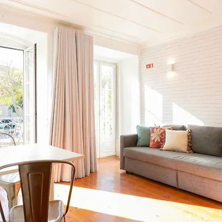Charming Balcony Flat With Air Conditioner! 아파트 *
