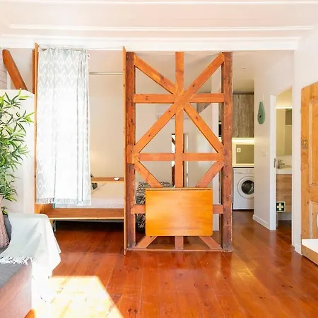 Charming Balcony Flat With Air Conditioner! شقة