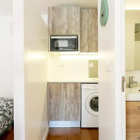 Charming Balcony Flat With Air Conditioner! 아파트