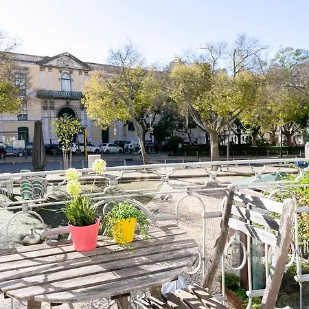 Apartment Charming Balcony Flat With Air Conditioner!