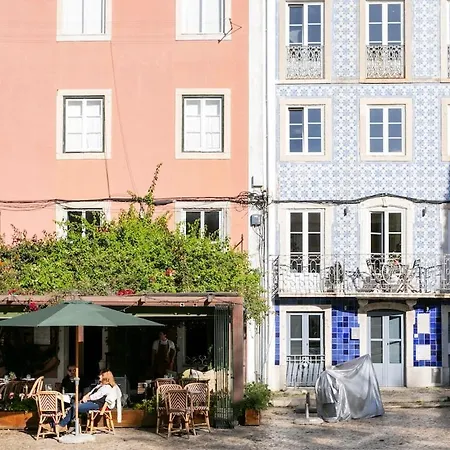 Apartment Charming Balcony Flat With Air Conditioner!